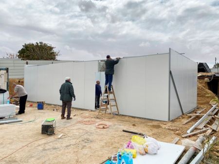 بالصور : أهالي عارة وكفرقرع يبنون بيتا لعائلة منكوبة من النقب